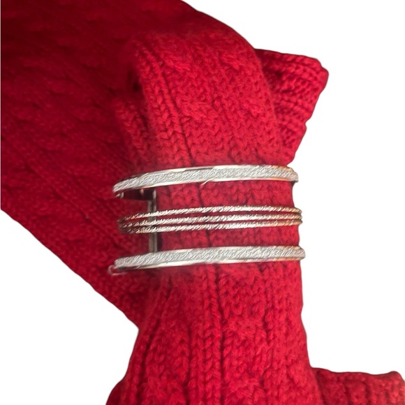 🎉HP🎉Beautiful, hollow silver cuff bracelet with glitter detail.$21🎉HP🎉 - Picture 6 of 9